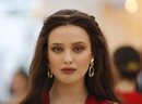 Katherine Langford con un beauty en tonos coral en la Gala Met 2018