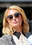Paris Hilton sale por Hollywood con un look muy vintage