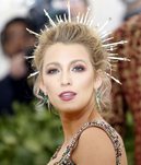 Blake Lively opta por el tono coral en su maquillaje
