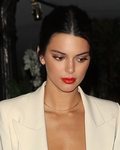 Los labios rojos dominan el maquillaje de Kendal Jenner