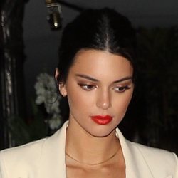 Los labios rojos dominan el maquillaje de Kendal Jenner