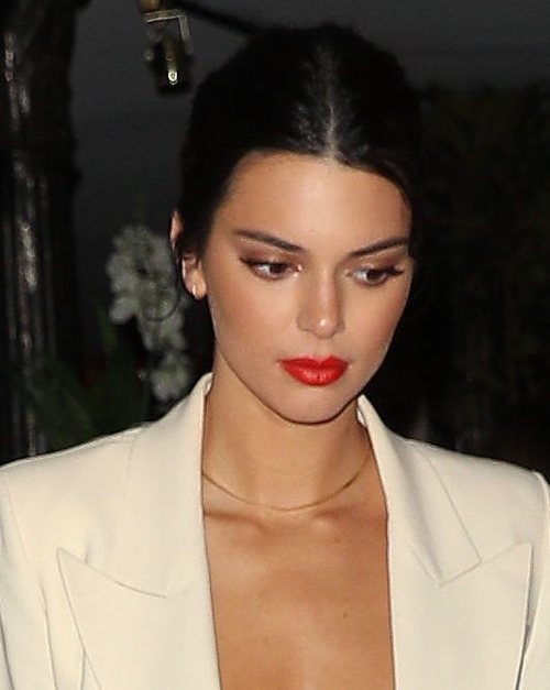 Los labios rojos dominan el maquillaje de Kendal Jenner