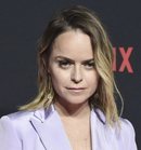 Taryn Manning opta por un maquillaje nada favorecedor para asistir al evento de Netflix