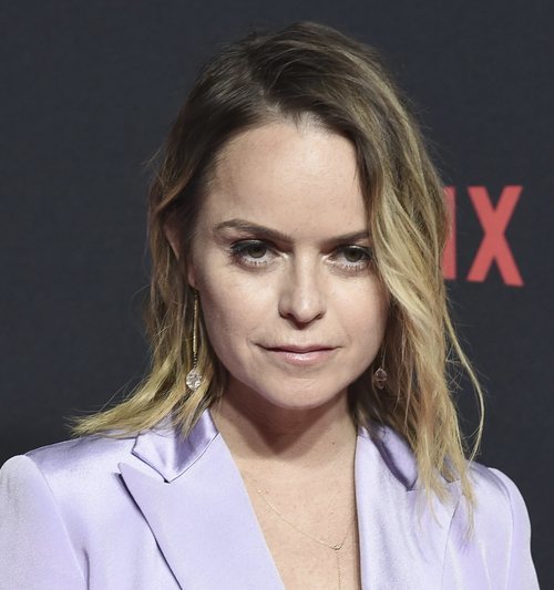 Taryn Manning opta por un maquillaje nada favorecedor para asistir al evento de Netflix