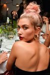 Hailey Baldwin con el cabello rosa en la cena de Dior en Cannes 2018