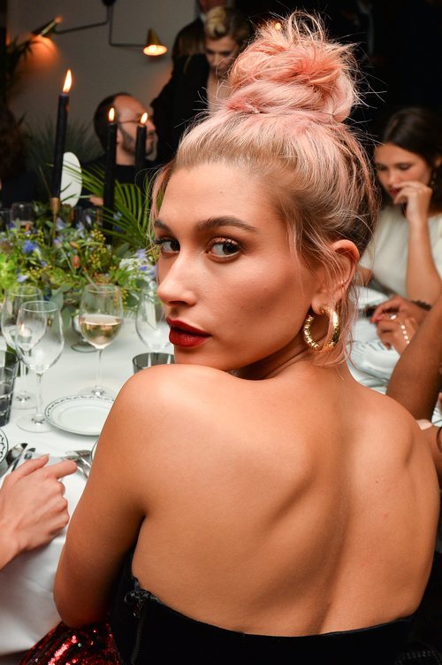 Hailey Baldwin con el cabello rosa en la cena de Dior en Cannes 2018