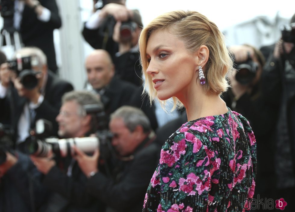 Anja Rubik con una melena midi en la premiere 'Hundirse o Nadar' en Cannes 2018