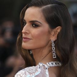 Izabel Goulart con el cabello ondulado en la premiere de 'Hundirse o nadar' 2018