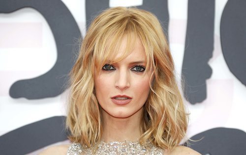 Daria Strokous con el cabello ondulado y sombra de ojos plateada en el desfile benéfico 'Fashion Dor Relief' 2018