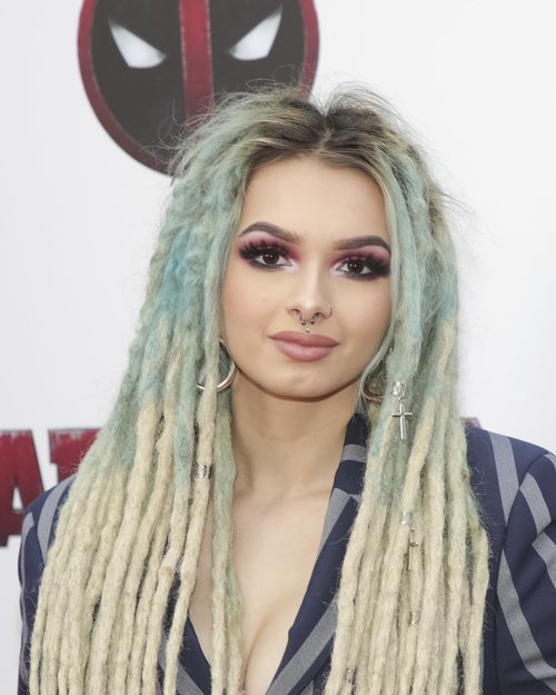 Zhavia con el cabello de rastas rubias en la premire de 'Dearpool 2' en Nueva York 2018