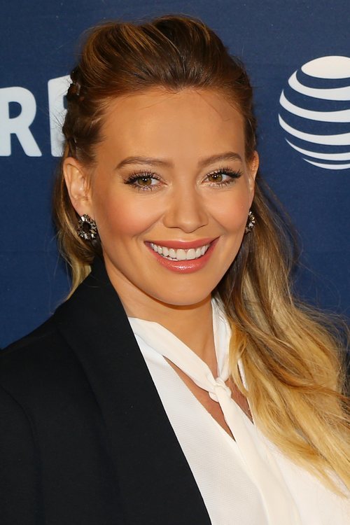 Hilary Duff acude a la premiere de 'Younger' con un juvenil semirecogido
