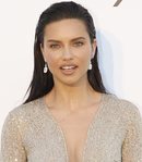 Adriana Lima acude a la gala amfAR con un look de efecto mojado