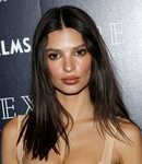 Emily Ratajkowski con el cabello liso en Las Vegas 2018