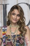 Paris Jackson con el cabello ondulado en el desfile de Dior en Paris 2018
