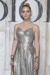 Chiara Ferragni con un moño alto en el desfile de Dior en Paris 218