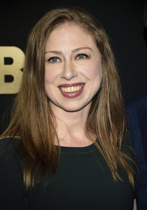 Chelsea Clinton con el cabello liso en la gala American Songbook 2018