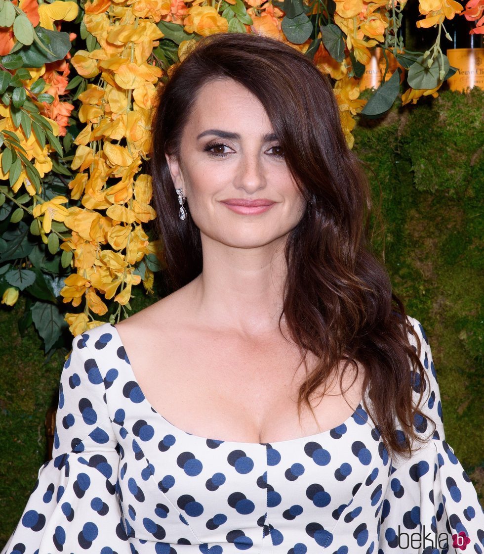 Penélope Cruz luce un maquillaje muy natural en la gala de Veuve Clicquot