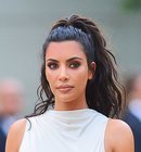 Kim Kardashian recoge el premio 'Influencer del año' con un oscuro beauty