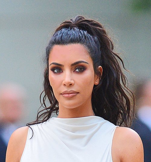 Kim Kardashian recoge el premio 'Influencer del año' con un oscuro beauty