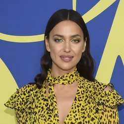 Irina Shayk con un arriesgado maquillaje en los CFDA Fashion Awards 2018