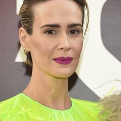 Sarah Paulson luce peinado de efecto húmedo en la premiere de 'Ocean's 8'