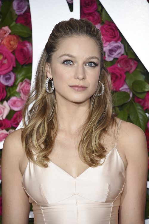 Melissa Benoist con un semirecogido en la alfombra roja de los Premios Tony 2018