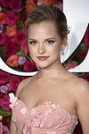 Stephanie con un recogido romántico en la alfombra roja de los Premios Tony 2018