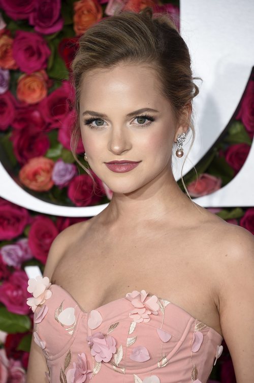 Stephanie con un recogido romántico en la alfombra roja de los Premios Tony 2018