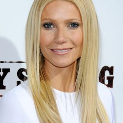 Gwyneth Paltrow con melena lisa y raya al medio