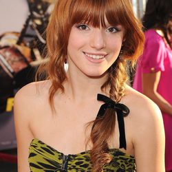 Bella Thorne con trenza de espiguilla lateral