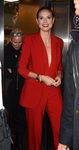 Heidi Klum con total look y maquillaje rojo
