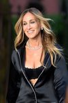 Sarah Jessica Parker con el cabello ondulado por las calles de Nueva York 2018