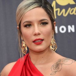 Halsey  con unas largas pestañas y labios rojos en los Premios MTV Movie 2018