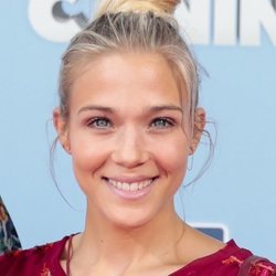 Patricia Montero con el recogido del verano en la premiere de 'Superagente canino'