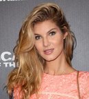 Ashley Haas presume de melena en la premiere de 'Sicario: el día del soldado'