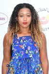 Naomi Osaka con el cabello ondulado en la fiesta Wat's Tennis en Londres 2018