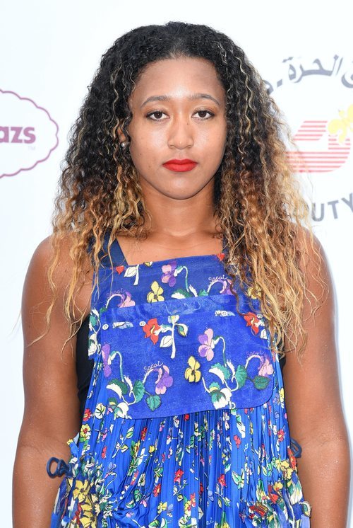 Naomi Osaka con el cabello ondulado en la fiesta Wat's Tennis en Londres 2018