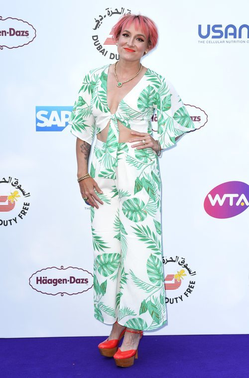 Bethanie Mattek con el cabello rosa en la fiesta Wat's Tennis en Londres 2018