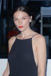Anna Brewster con los labios rojos en la exposición de 'Tesoros de África' 2018