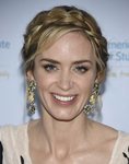 Emily Blunt con un recogido trenzado en la fala benéfica del instituto americano de trotamundos 2018