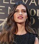 Sara Carbonero con un labial rojo en un evento de L'Oréal 2018