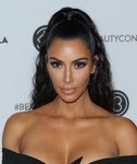 Kim Kardashian con un maquillaje en tonos nude en la fiesta Beautycon 2018