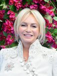 Judy Craymer con un maquillaje en tonos rosados en la premiere de 'Mamma Mia 2' en Londres 2018