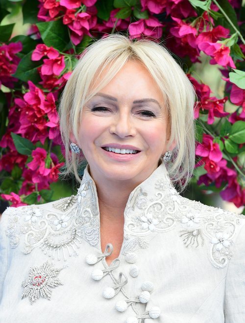 Judy Craymer con un maquillaje en tonos rosados en la premiere de 'Mamma Mia 2' en Londres 2018