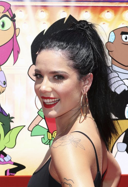 Hasley con un labial rojo en el estreno de 'Teen Titans Go' en Los Ángeles 2018