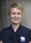 Cynthia Nixon con el cabello corto en lacampaña en OZY Fest en Nueva York 2018