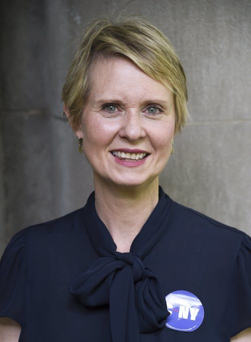 Cynthia Nixon con el cabello corto en lacampaña en OZY Fest en Nueva York 2018