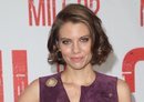Lauren Cohan con una melena corta en la premiere de 'Milla 22' en Los Ángeles 2018