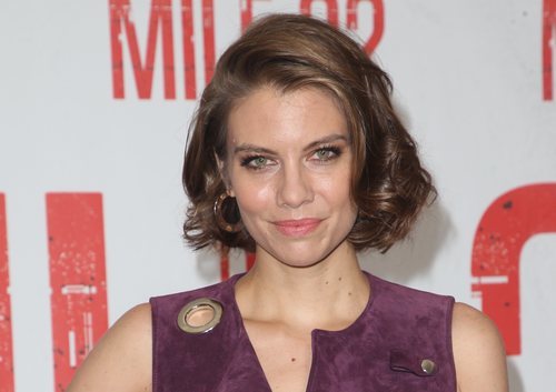 Lauren Cohan con una melena corta en la premiere de 'Milla 22' en Los Ángeles 2018