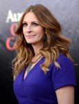 Julia Roberts, con ondas leves y raya en medio durante una premiere